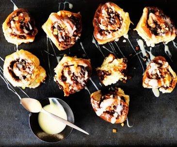 Fruit spirals with white chocolate sauce