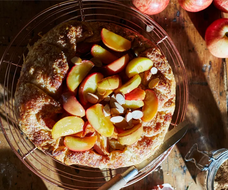 Rustic apple pie