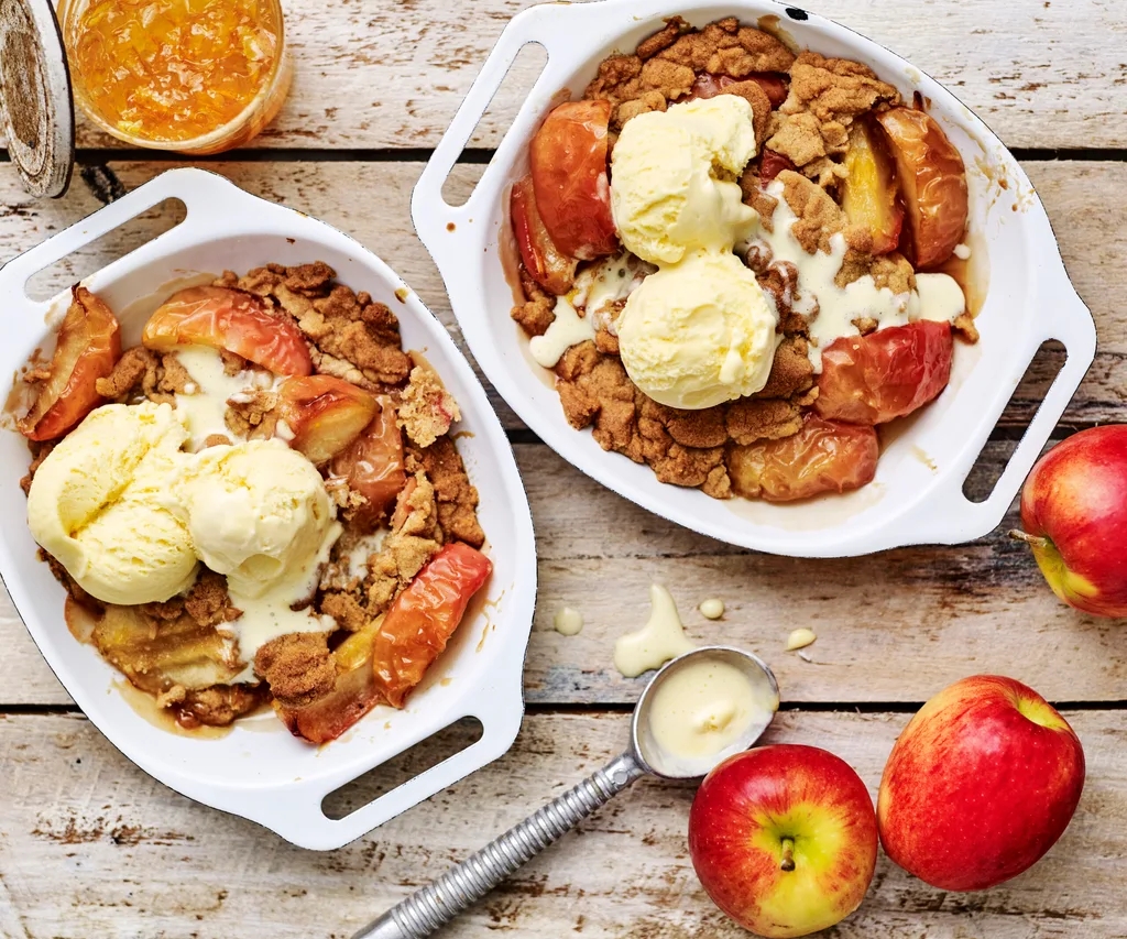 APPLE AND MARMALADE Streusel Puddings