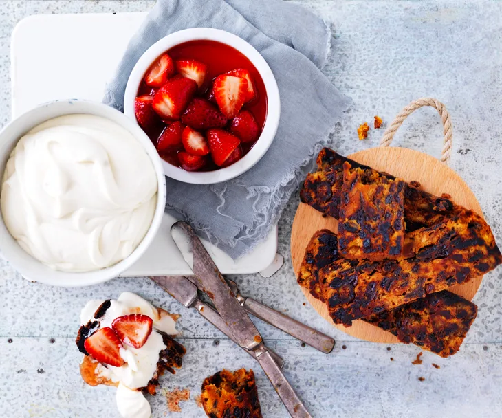 Toasted Christmas cake with honey strawberries