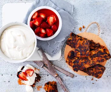 Toasted Christmas cake with honey strawberries