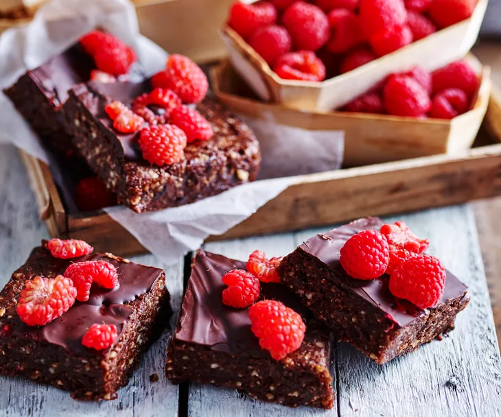 Date and raspberry raw brownie