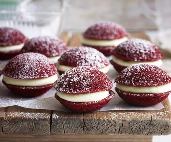 red velvet whoopie pies
