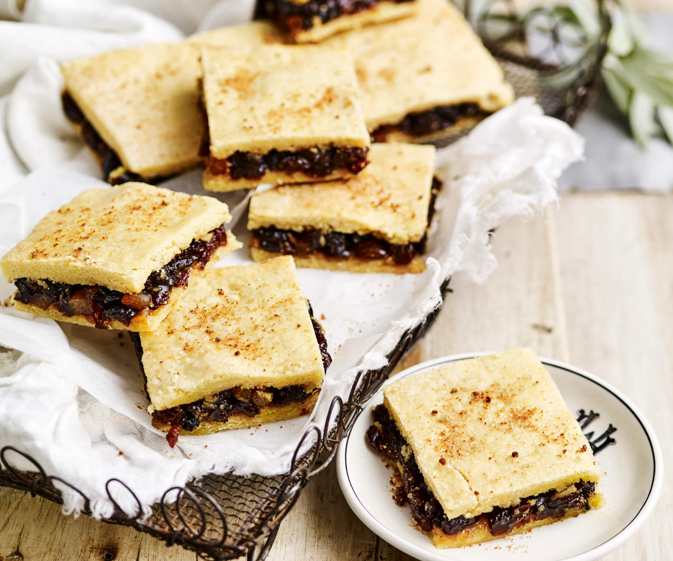 fruit mince slice