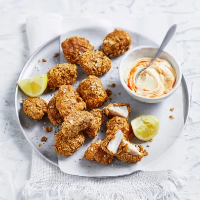 Gluten free chicken nuggets with spicy aïoli dipping sauce