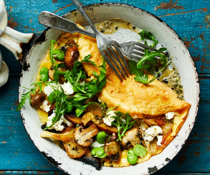 Mushroom and goat&rsquo;s cheese omelette