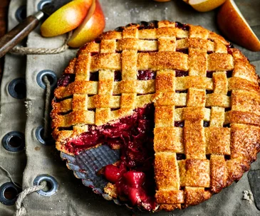 Pear & rhubarb pie