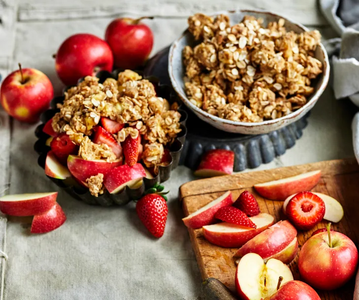 Apple strawberry crumble