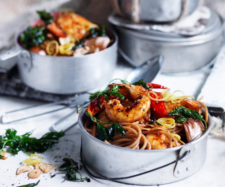 Spaghetti with chilli garlic prawns