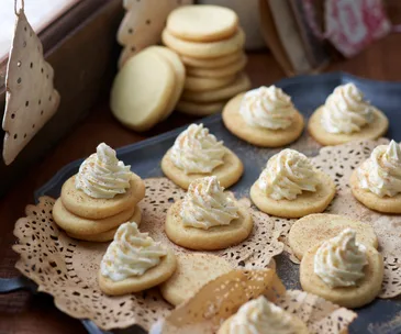 Melt-in-the-mouth eggnog shortbreads