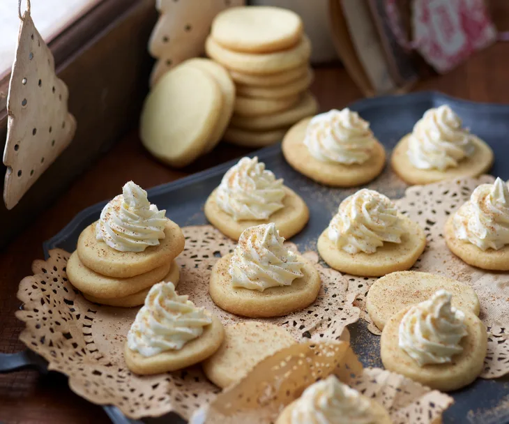 Melt-in-the-mouth eggnog shortbreads