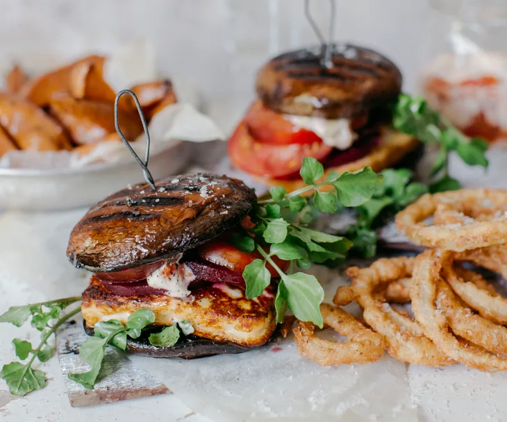 ‘shroom burger with onion rings