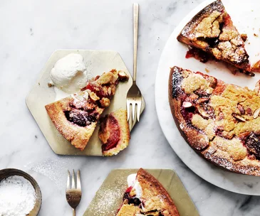 Cinnamon plum crumble cake