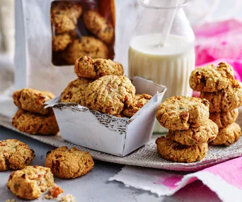 Apricot muesli cookies