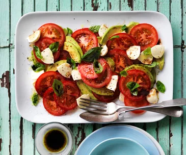 Avocado caprese salad