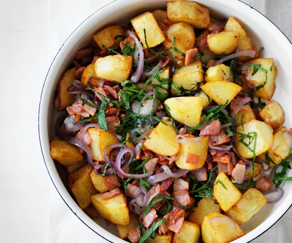 Pommes Lyonnaise (Potatoes with Onions)