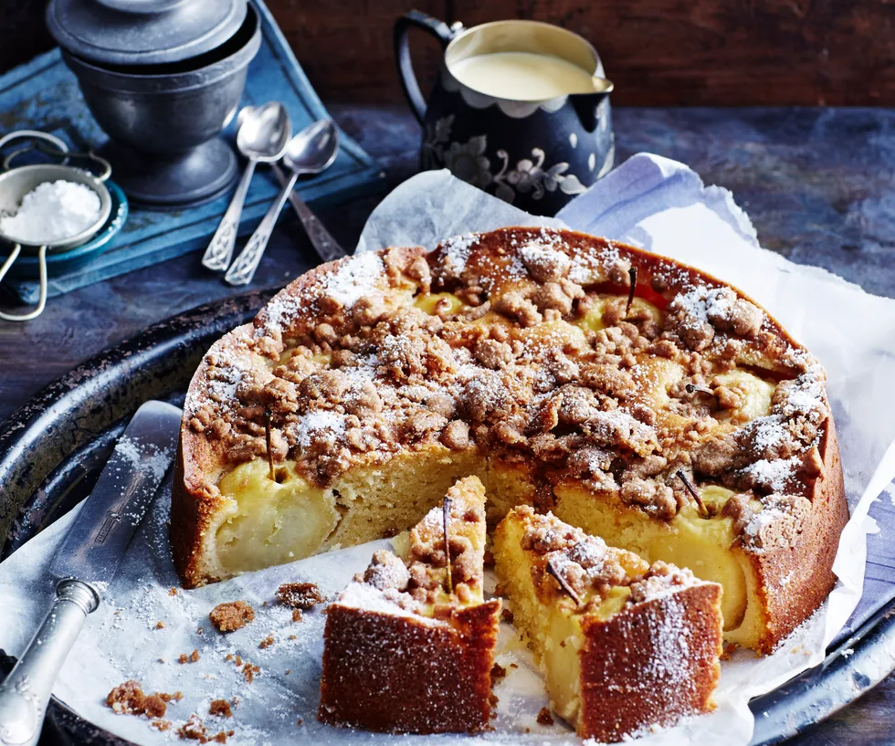 APPLE& CINNAMON CRUNCH CAKE WITH CINNAMON ANGLAISE