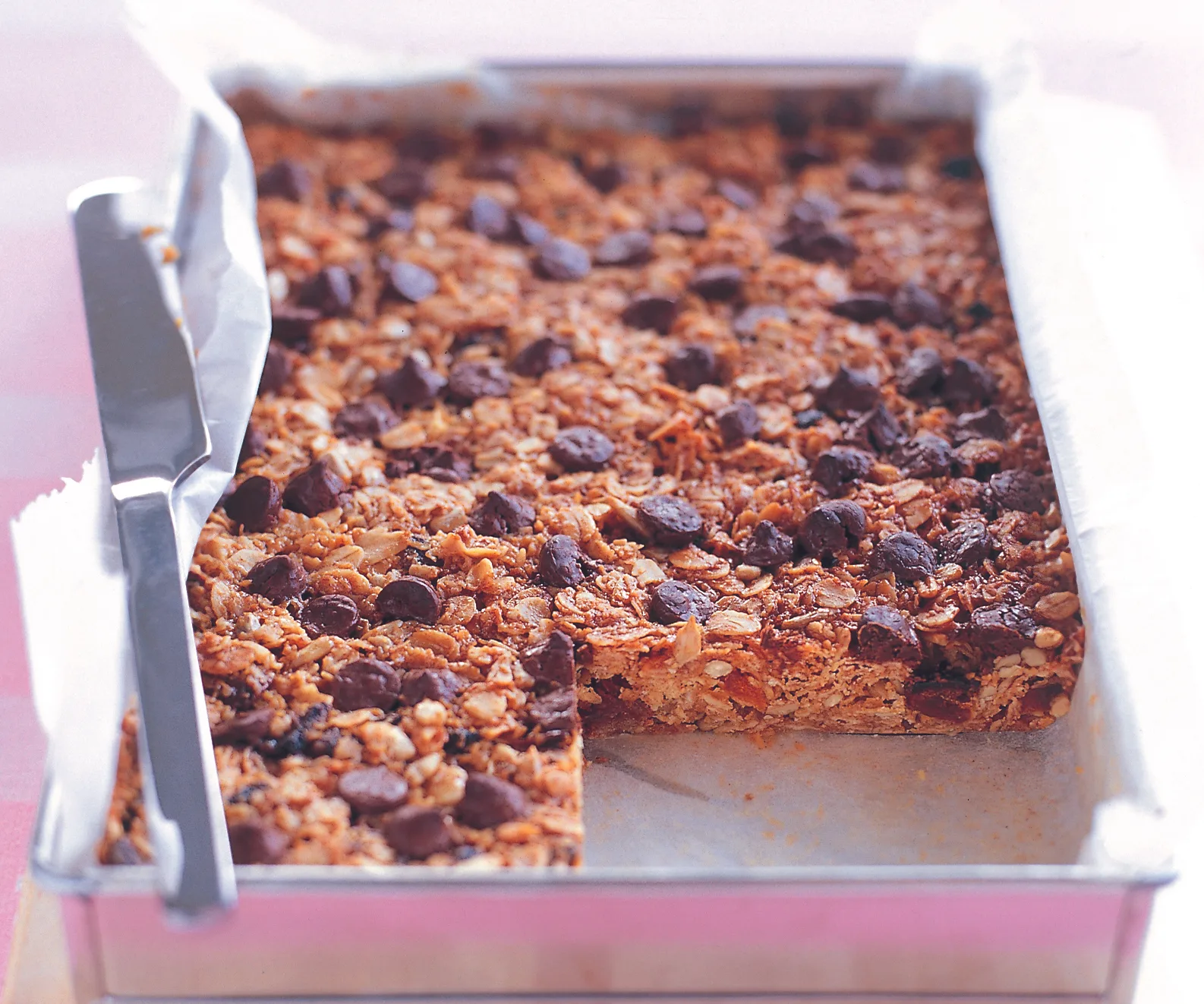 Apricot choc-chip muesli bars-image