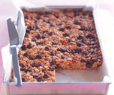 Apricot choc-chip muesli bars