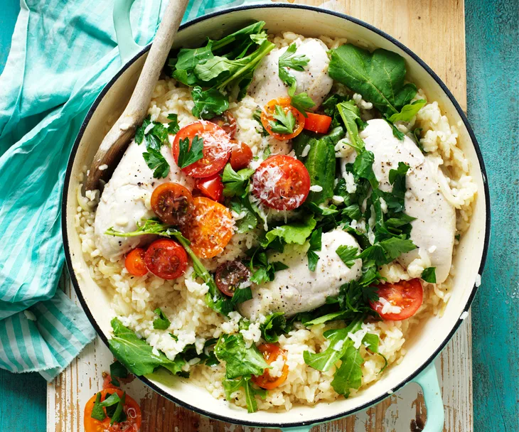 Oven-baked risotto with chicken, rocket and tomato