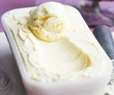 Ricotta ice-cream with strawberries
