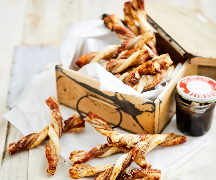 VEGEMITE CHEESE STRAWS