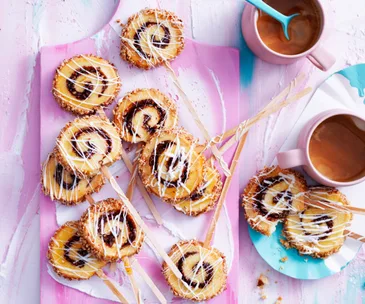 Cinnamon bun cookie pops