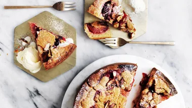 Cinnamon plum crumble cake