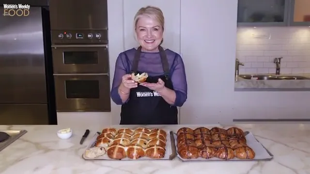 Easy hot cross buns recipe | Women's Weekly Food
