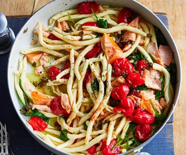 Pan with smoked salmon, pasta, tomatoes and capers.