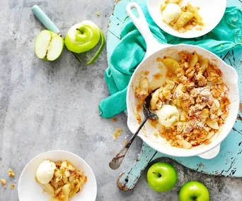 Cinnamon apple crumble