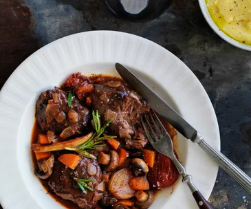 beef cheeks, carrot and onion in a bowl