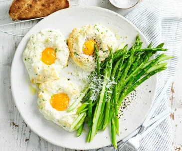 Baked eggs with asparagus