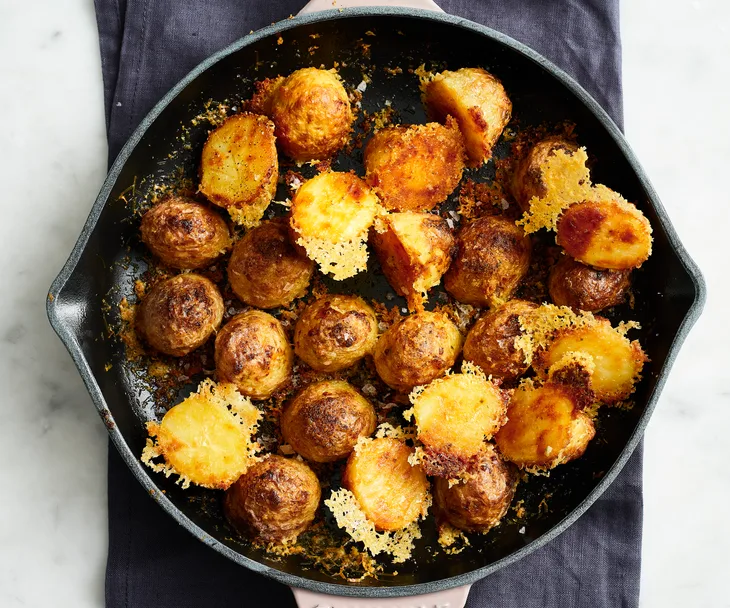 Crispy roasted potatoes with parmesan