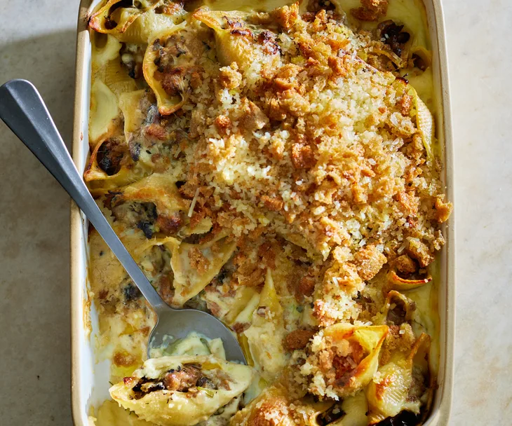 Creamy pork pasta bake