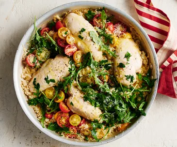 Oven-baked risotto with chicken, rocket and tomato