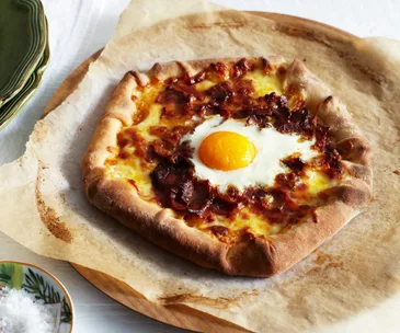 bacon and egg cheesy crust pizzas