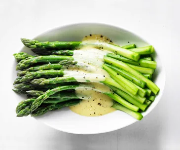 Asparagus with hollandaise sauce