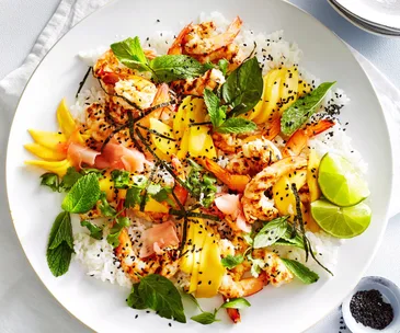 Sushi rice salad with grilled prawns and mango 