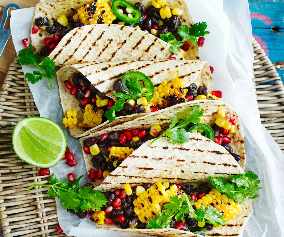 Barbecued corn tortillas with black beans