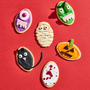 Easy Halloween biscuits with different decorations