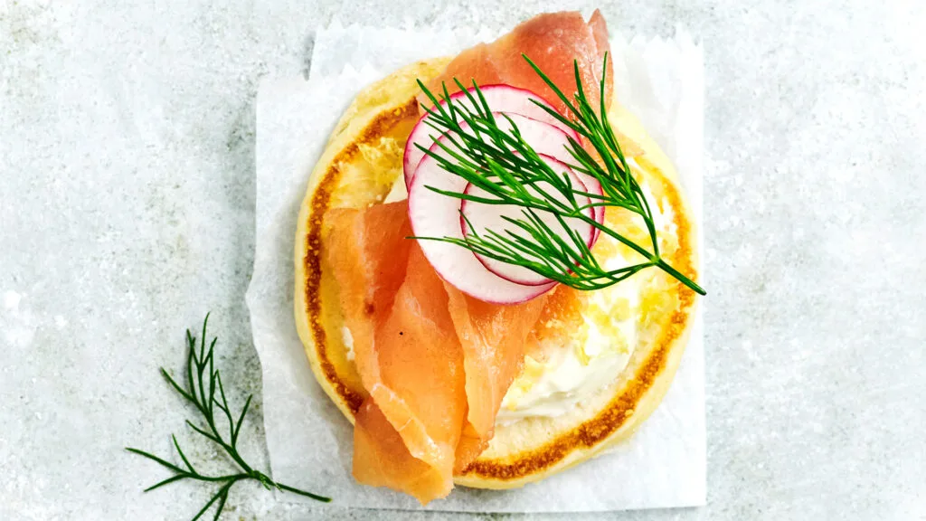 Smoked salmon & radish blinis