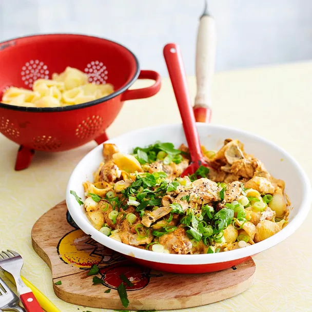 A bowl of chicken and mushroom pasta