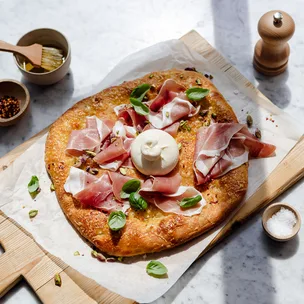 Spicy burrata & prosciutto pizza with pistachios