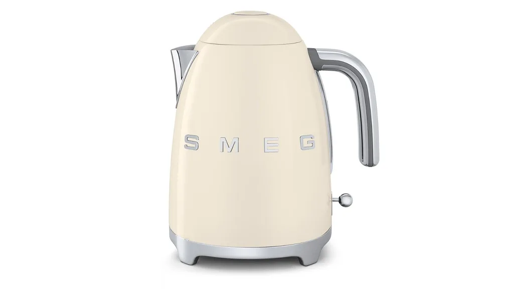 Smeg 50s style kettle in cream colour