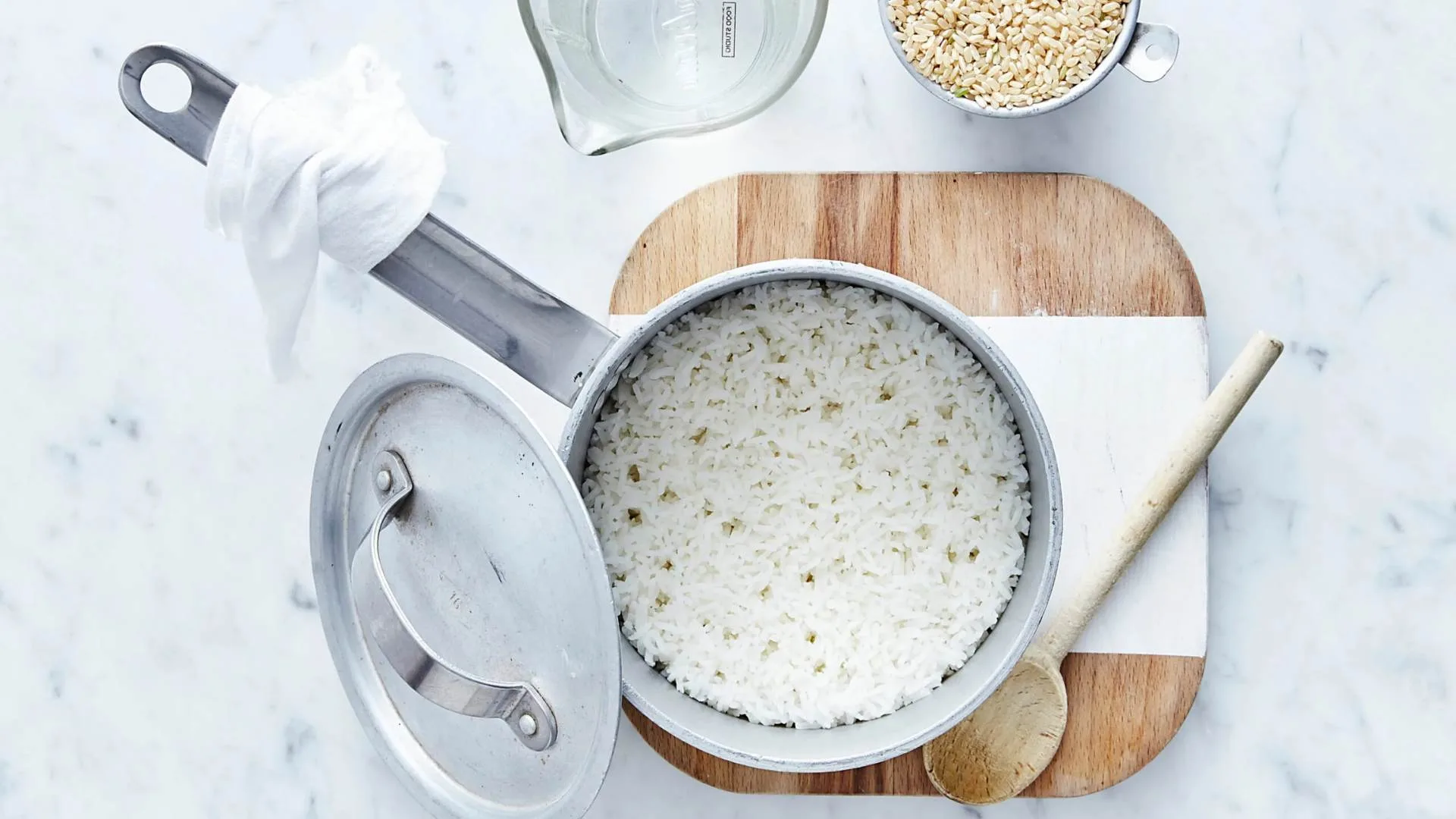 Cooking rice in a saucepan 