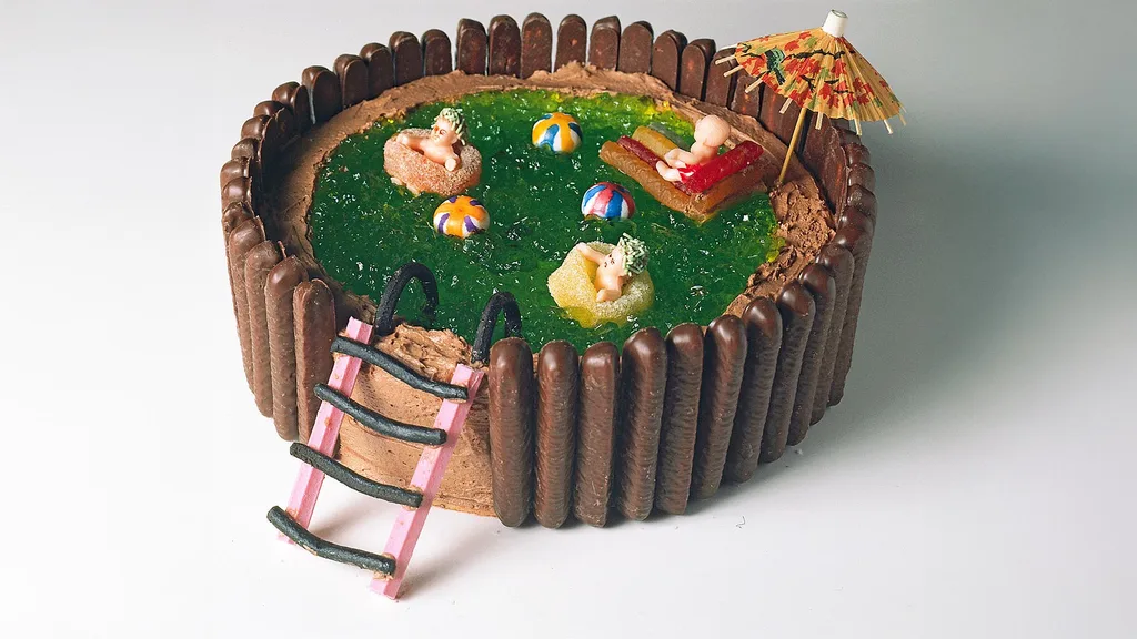 Swimming pool cake