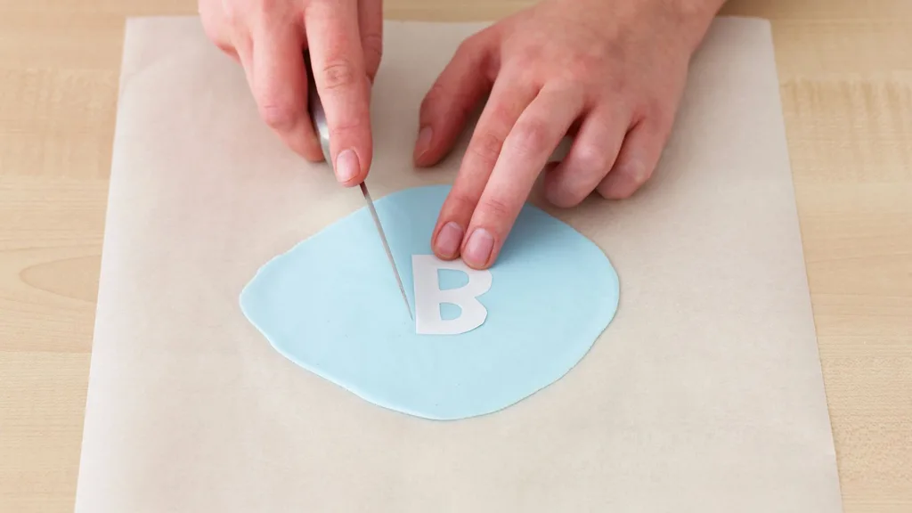 Making shapes out of fondant icing