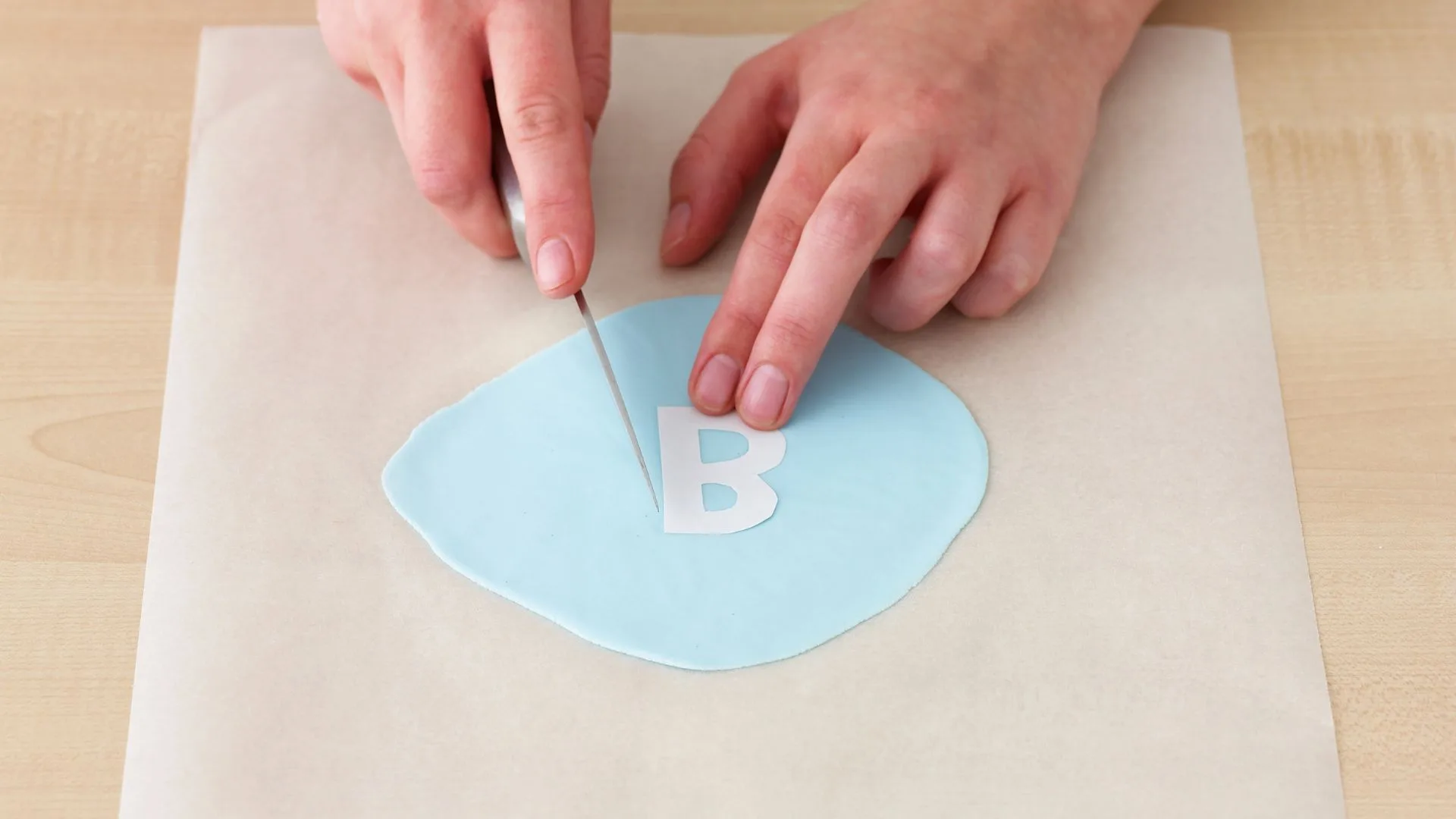 Making shapes out of fondant icing