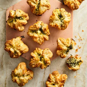Spanakopita puff pastry pies
